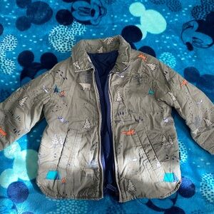 2T GAP Fall Reversible Jacket. Runs small fits more like an 18-24 month.